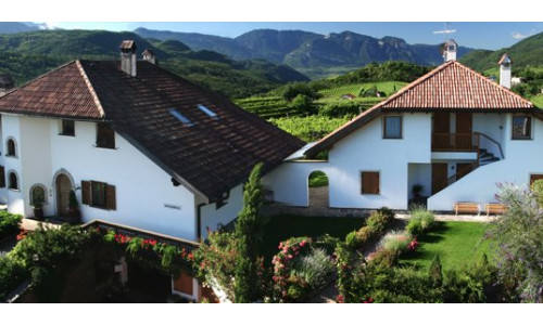 Un'immagine della cantina Prälatenhof di Caldaro sulla Strada del Vino in Alto Adige Oltradige